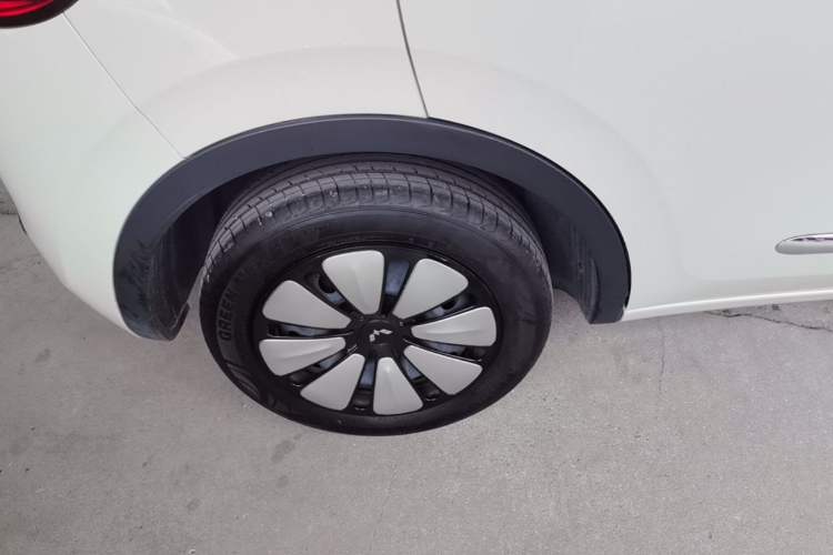 Used Wuling Bingo 2024 333 km Lingxi Connected Version Right Rear Wheel Hub