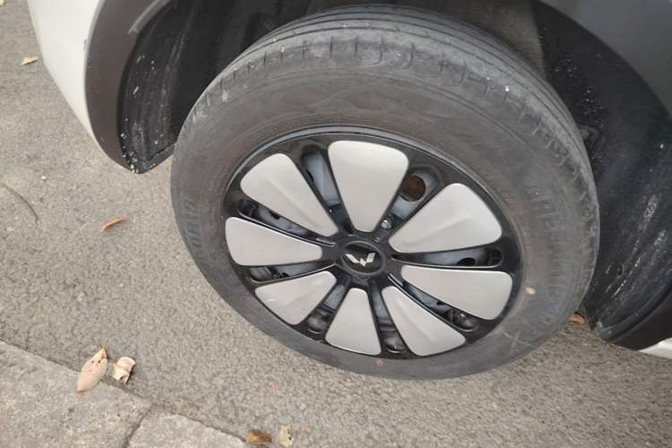 Used Wuling Bingo 2024 333 km Lingxi Connected Version Right Rear Wheel Hub