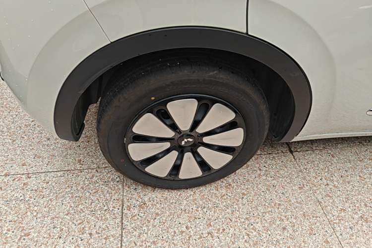 Used Wuling Bingo 2024 333 km Lingxi Connected Version Right Rear Wheel Hub