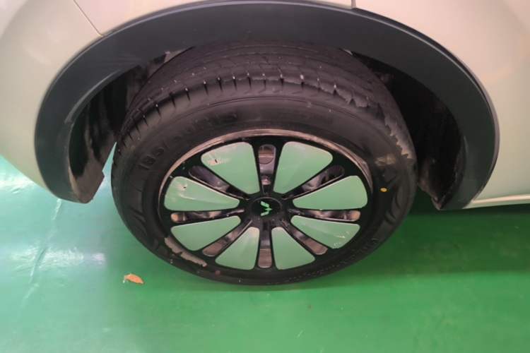 Used Wuling Bingo 2024 333 km Lingxi Connected Version Right Rear Wheel Hub