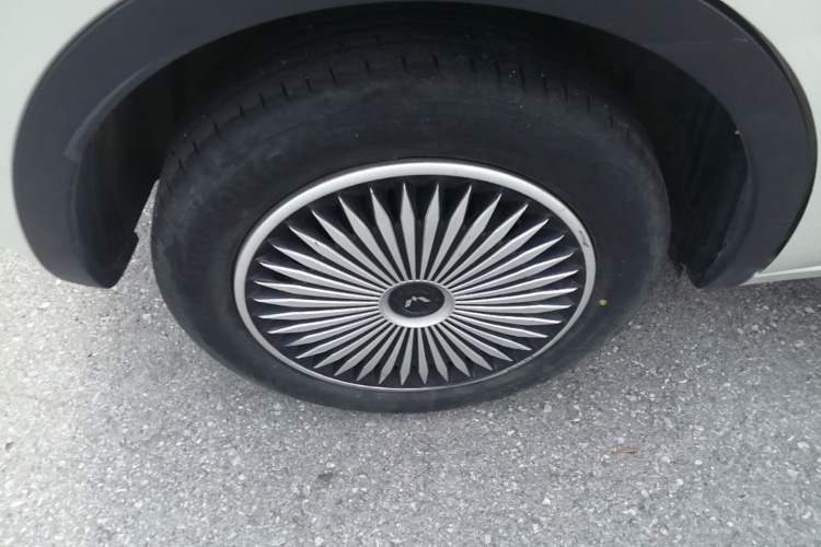 Used Wuling Bingo 2024 333 km Lingxi Connected Version Right Rear Wheel Hub