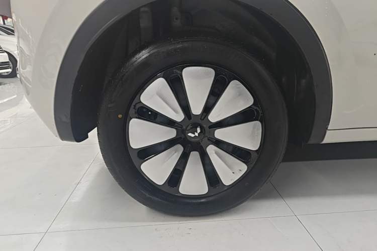 Used Wuling Bingo 2024 333 km Lingxi Connected Version Right Rear Wheel Hub