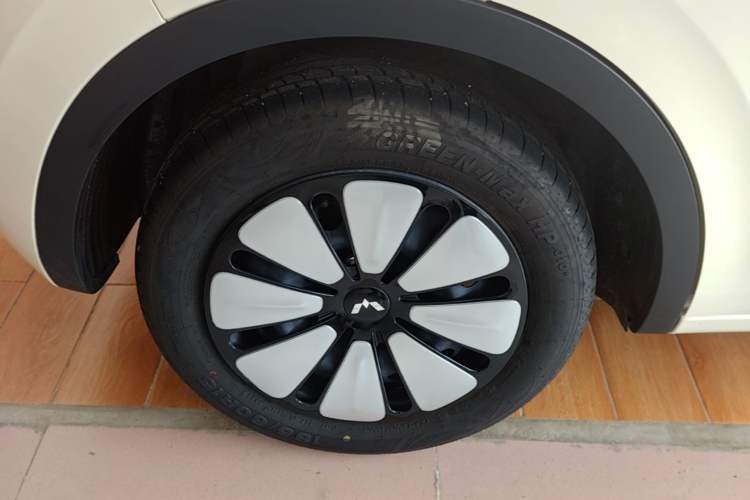 Used Wuling Bingo 2024 333 km Lingxi Connected Version Right Rear Wheel Hub