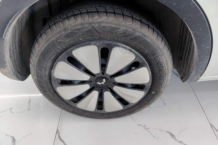 Used Wuling Bingo 2024 333 km Lingxi Connected Version Right Rear Wheel Hub