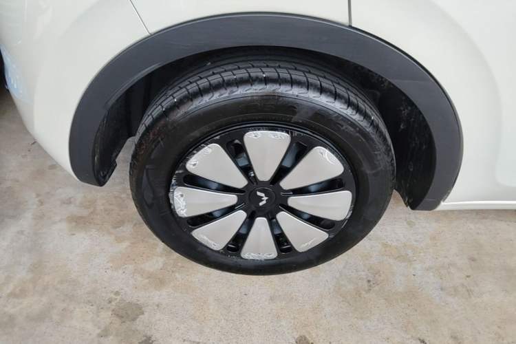 Used Wuling Bingo 2024 333 km Lingxi Connected Version Right Rear Wheel Hub