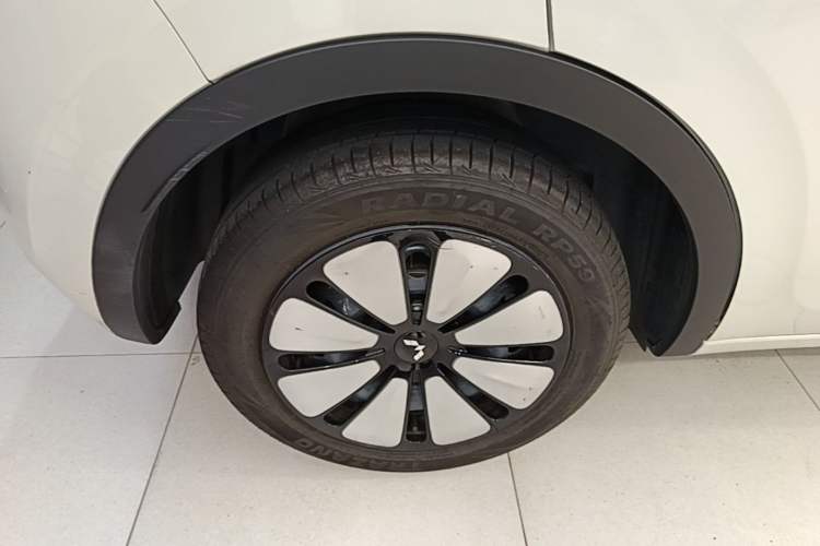 Used Wuling Bingo 2024 333 km Lingxi Connected Version Right Rear Wheel Hub