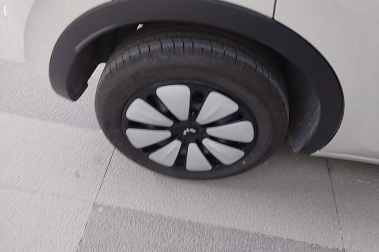 Used Wuling Bingo 2024 333 km Lingxi Connected Version Right Rear Wheel Hub