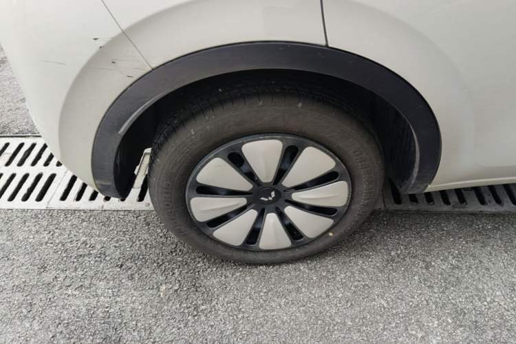 Used Wuling Bingo 2024 333 km Lingxi Connected Version Right Rear Wheel Hub