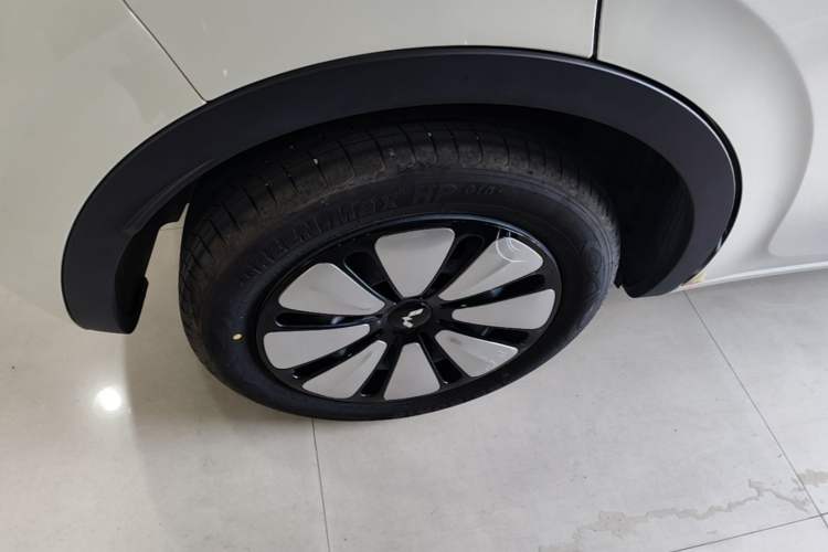 Used Wuling Bingo 2024 333 km Lingxi Connected Version Right Rear Wheel Hub