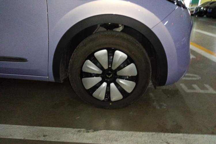 Used Wuling Bingo 2025 333 km Lingxi Deluxe Edition Right Front Wheel Hub