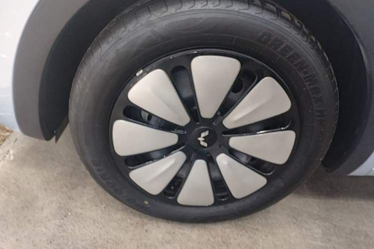 Used Wuling Bingo 2025 410 km Lingxi Deluxe Edition Left Front Wheel Hub