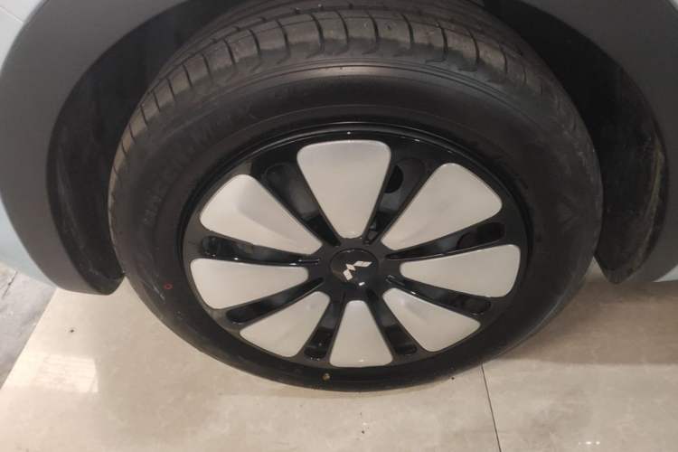 Used Wuling Bingo 2025 410 km Lingxi Deluxe Edition Left Front Wheel Hub