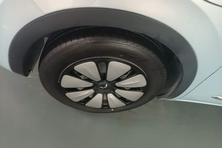 Used Wuling Bingo 2025 410 km Lingxi Deluxe Edition Left Front Wheel Hub