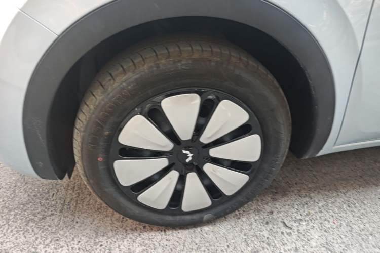 Used Wuling Bingo 2025 333 km Lingxi Deluxe Edition Left Front Wheel Hub