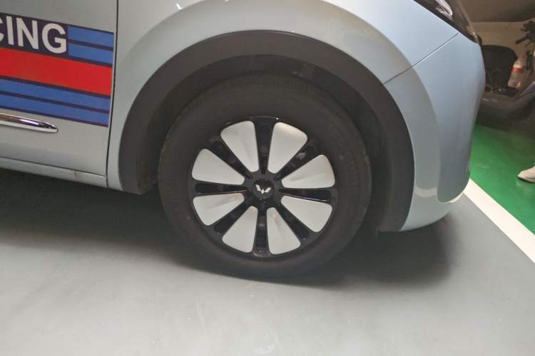 Used Wuling Bingo 2025 333 km Lingxi Connected Version Right Front Wheel Hub
