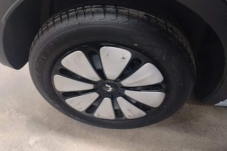 Used Wuling Bingo 2025 410 km Lingxi Deluxe Edition Right Rear Wheel Hub