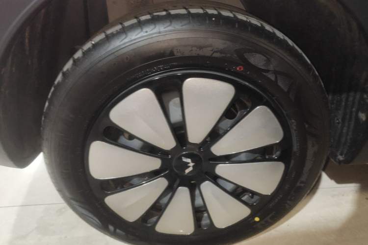 Used Wuling Bingo 2025 410 km Lingxi Deluxe Edition Right Rear Wheel Hub