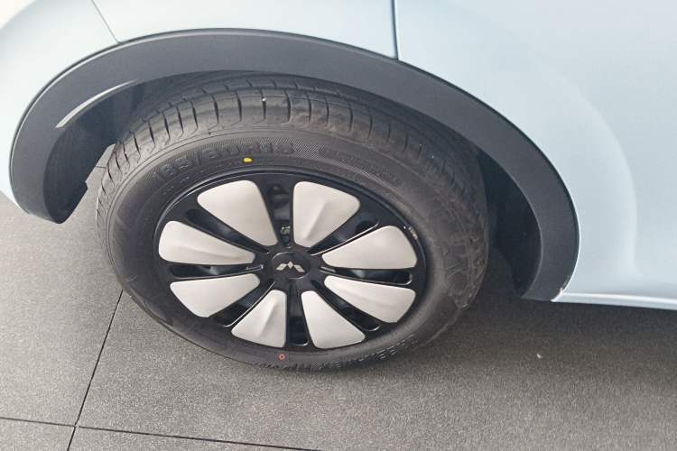 Used Wuling Bingo 2025 410 km Lingxi Deluxe Edition Right Rear Wheel Hub