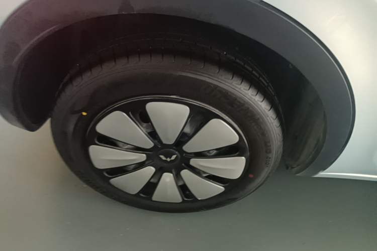 Used Wuling Bingo 2025 410 km Lingxi Deluxe Edition Right Rear Wheel Hub