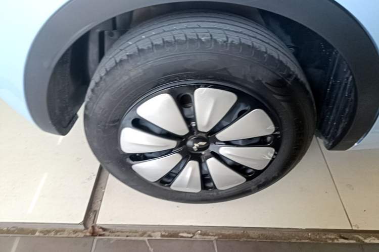 Used Wuling Bingo 2025 333 km Lingxi Connected Version Right Rear Wheel Hub