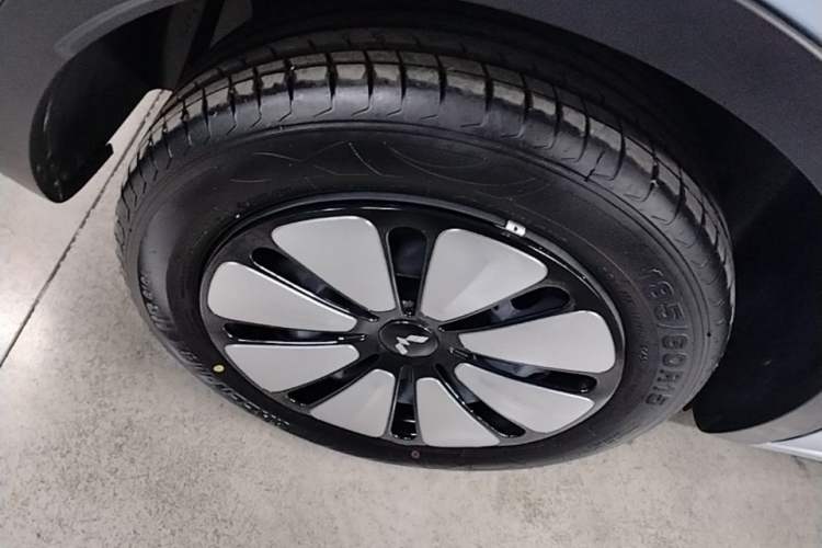 Used Wuling Bingo 2025 410 km Lingxi Deluxe Edition Right Rear Wheel Hub