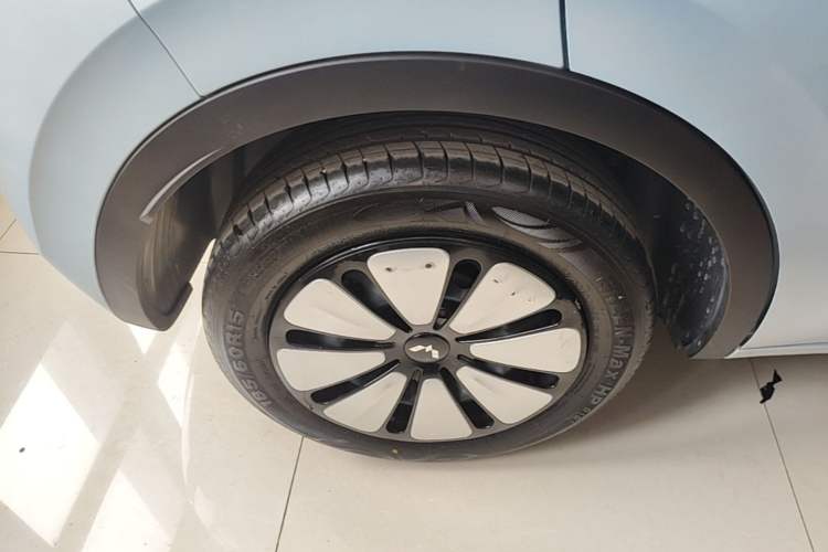 Used Wuling Bingo 2025 410 km Lingxi Deluxe Edition Right Rear Wheel Hub