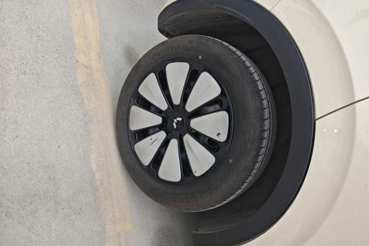 Used Wuling Bingo 2025 333 km Lingxi Connected Version Right Rear Wheel Hub