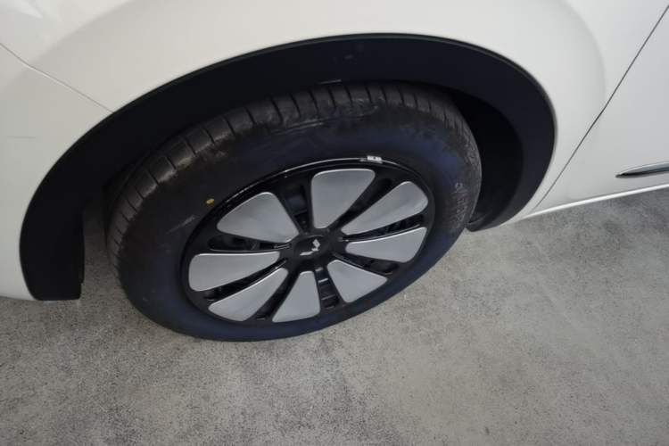 Used Wuling Bingo 2025 333 km Lingxi Connected Version Left Front Wheel Hub