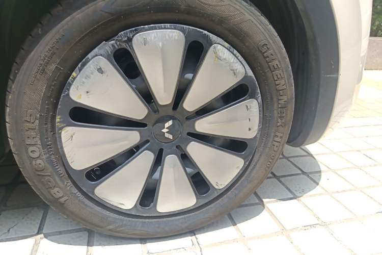 Used Wuling Bingo 2025 333 km Lingxi Connected Version Right Front Wheel Hub
