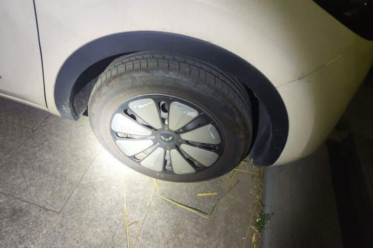 Used Wuling Bingo 2025 333 km Lingxi Connected Version Right Front Wheel Hub
