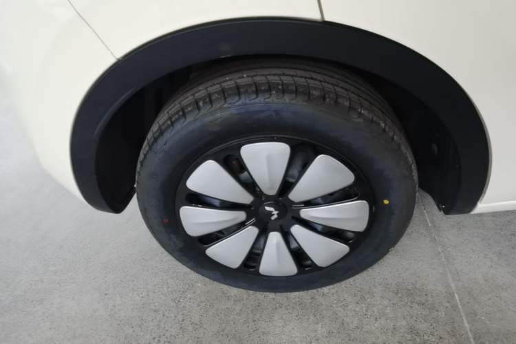 Used Wuling Bingo 2025 333 km Lingxi Connected Version Right Rear Wheel Hub