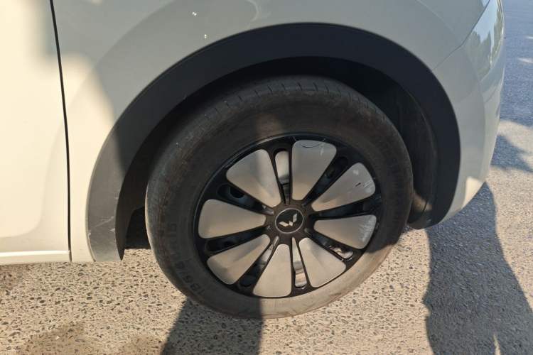 Used Wuling Bingo 2025 333 km Lingxi Connected Version Right Front Wheel Hub
