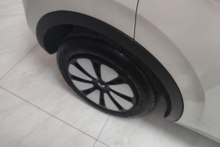 Used Wuling Bingo 2025 333 km Lingxi Connected Version Right Rear Wheel Hub