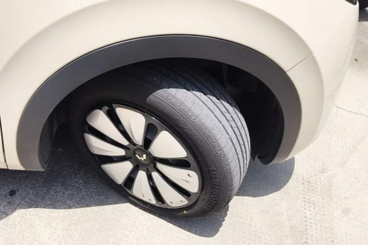 Used Wuling Bingo 2025 333 km Lingxi Connected Version Right Front Wheel Hub
