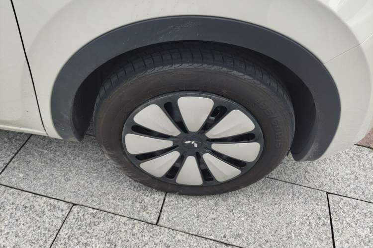 Used Wuling Bingo 2025 333 km Lingxi Connected Version Right Front Wheel Hub