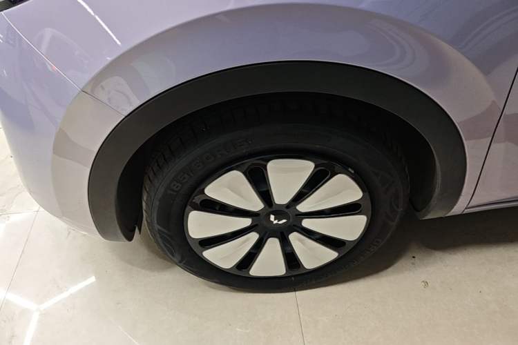 Used Wuling Bingo 2025 410 km Lingxi Deluxe Edition Left Front Wheel Hub