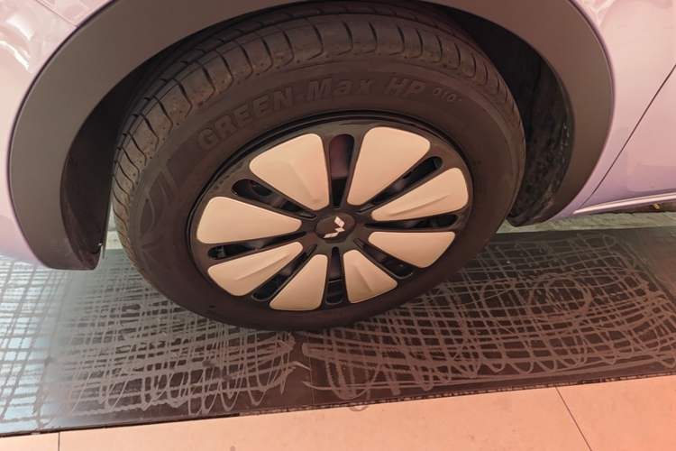 Used Wuling Bingo 2025 410 km Lingxi Deluxe Edition Left Front Wheel Hub
