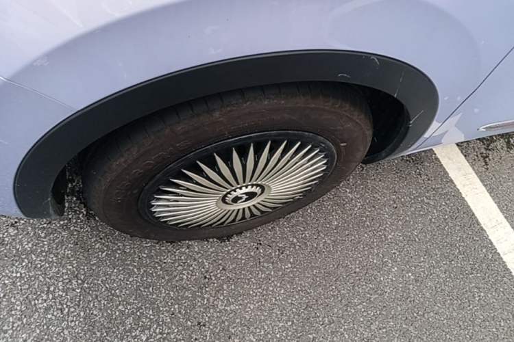 Used Wuling Bingo 2025 333 km Lingxi Deluxe Edition Left Front Wheel Hub