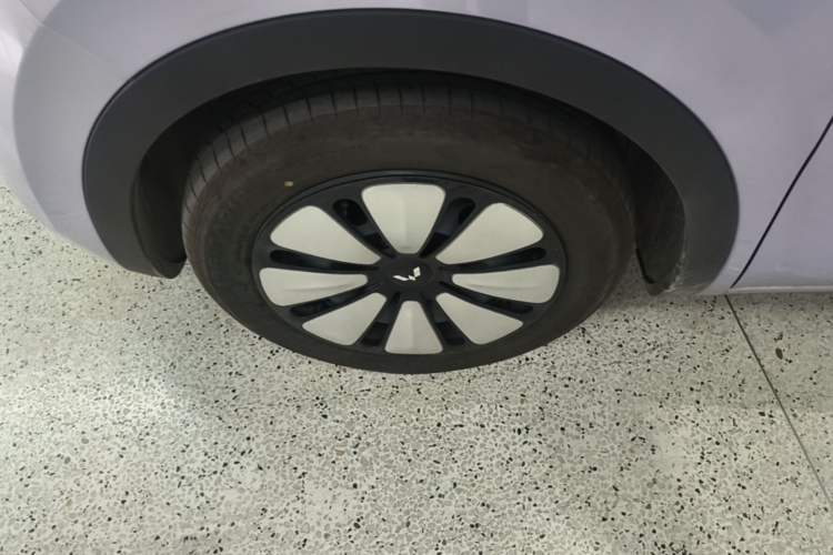 Used Wuling Bingo 2025 410 km Lingxi Deluxe Edition Left Front Wheel Hub