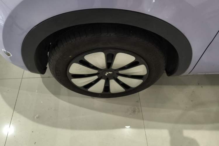 Used Wuling Bingo 2025 333 km Lingxi Connected Version Left Front Wheel Hub