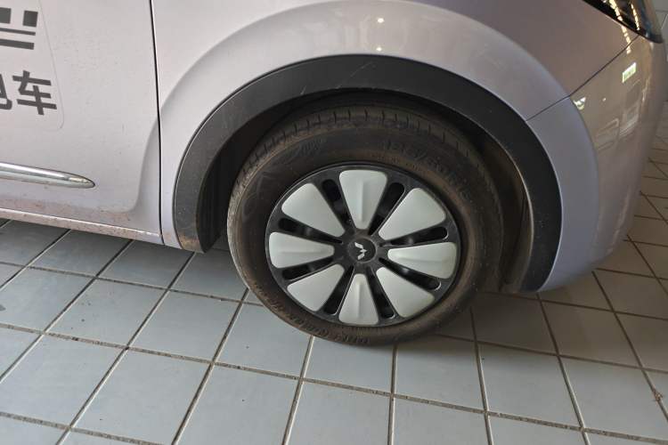 Used Wuling Bingo 2025 410 km Lingxi Deluxe Edition Right Front Wheel Hub