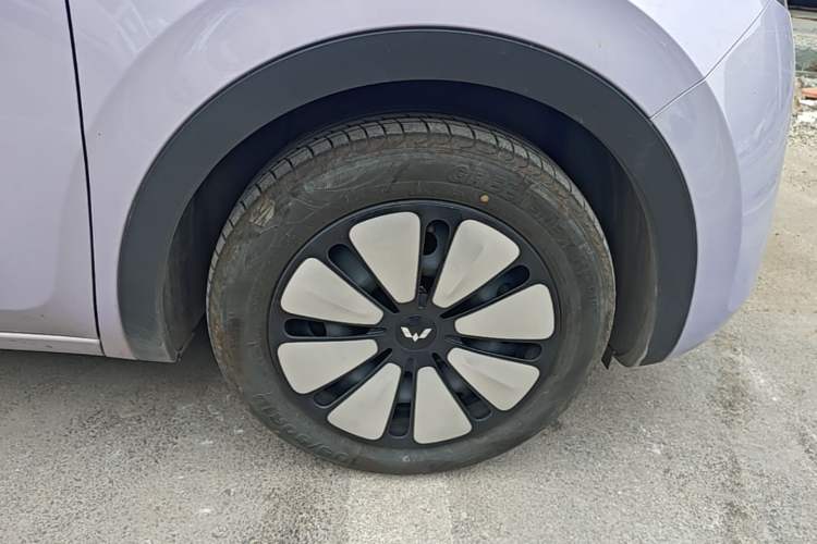 Used Wuling Bingo 2025 410 km Lingxi Deluxe Edition Right Front Wheel Hub