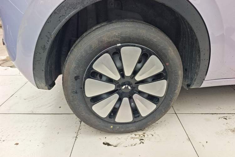 Used Wuling Bingo 2025 410 km Lingxi Deluxe Edition Right Rear Wheel Hub
