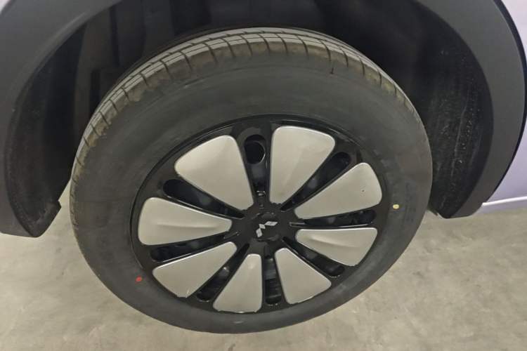 Used Wuling Bingo 2025 333 km Lingxi Deluxe Edition Right Rear Wheel Hub