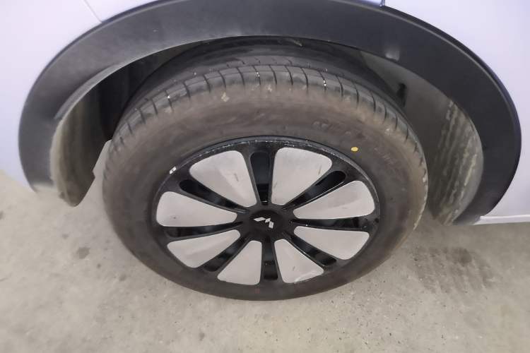 Used Wuling Bingo 2025 333 km Lingxi Connected Version Right Rear Wheel Hub