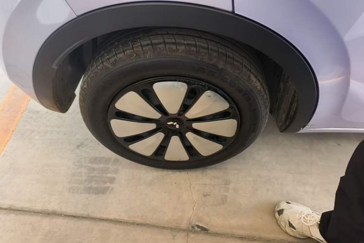 Used Wuling Bingo 2025 333 km Lingxi Deluxe Edition Right Rear Wheel Hub