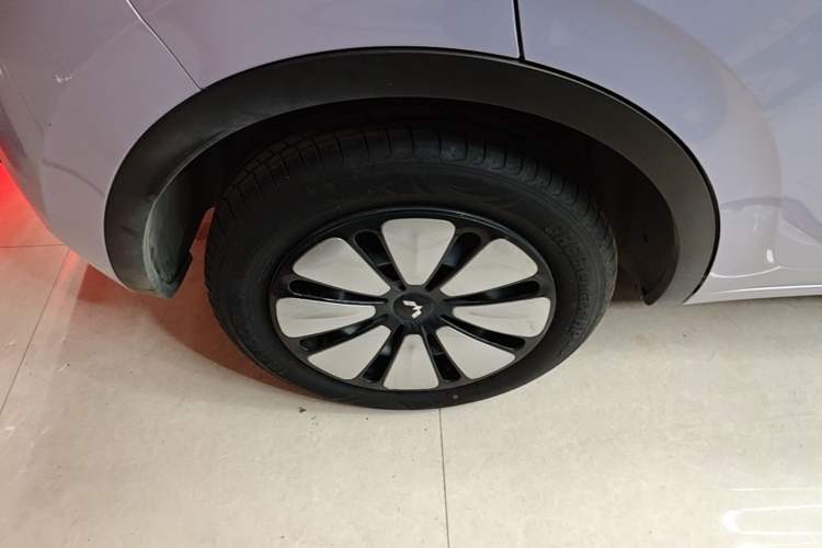 Used Wuling Bingo 2025 410 km Lingxi Deluxe Edition Right Rear Wheel Hub