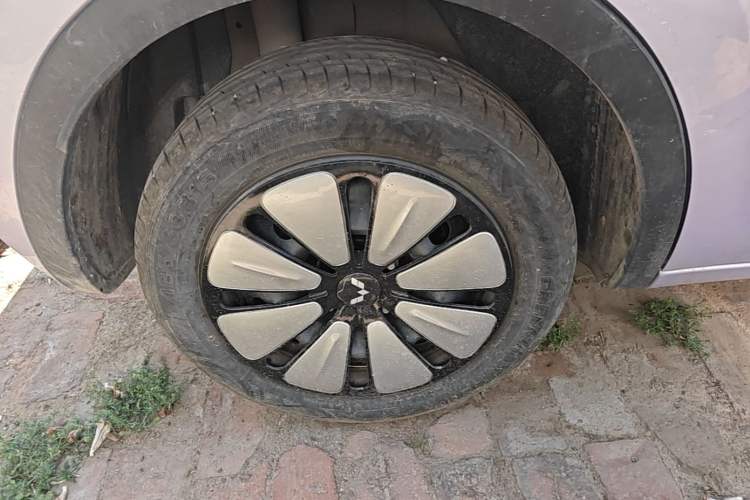 Used Wuling Bingo 2025 333 km Lingxi Connected Version Right Rear Wheel Hub