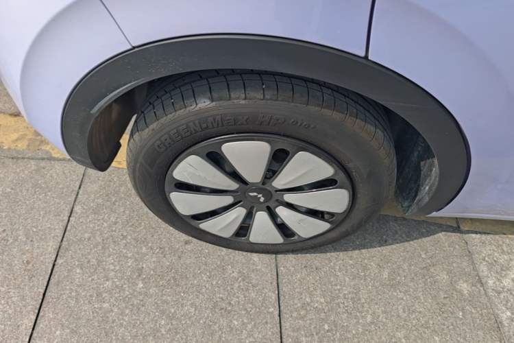 Used Wuling Bingo 2025 410 km Lingxi Deluxe Edition Right Rear Wheel Hub