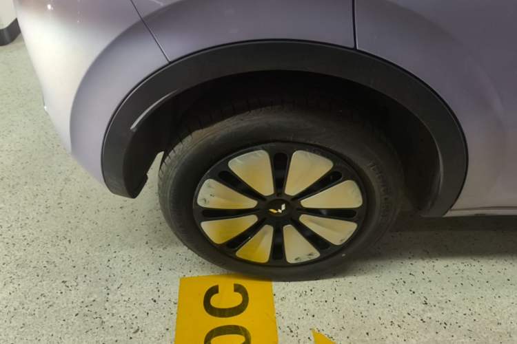 Used Wuling Bingo 2025 410 km Lingxi Deluxe Edition Right Rear Wheel Hub